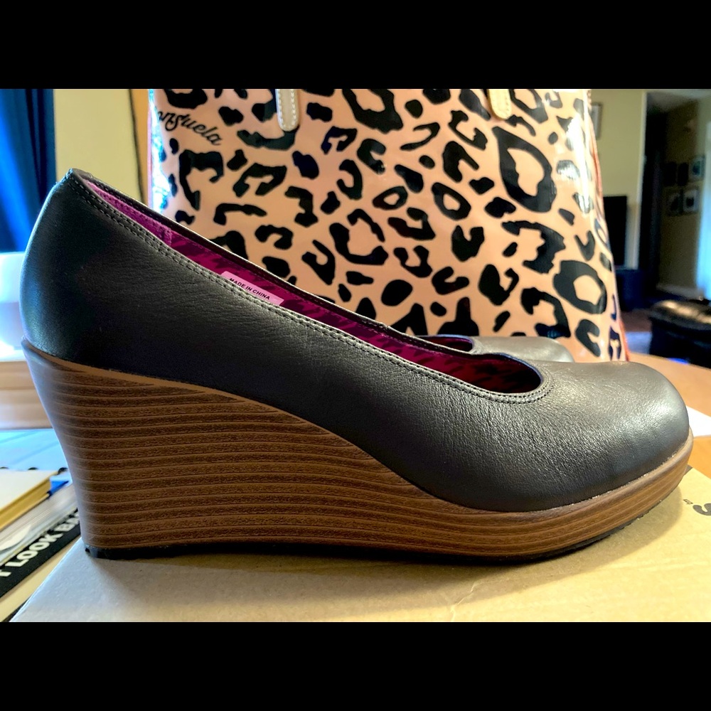 Crocs a-Leigh closed toe wedge in express/walnut